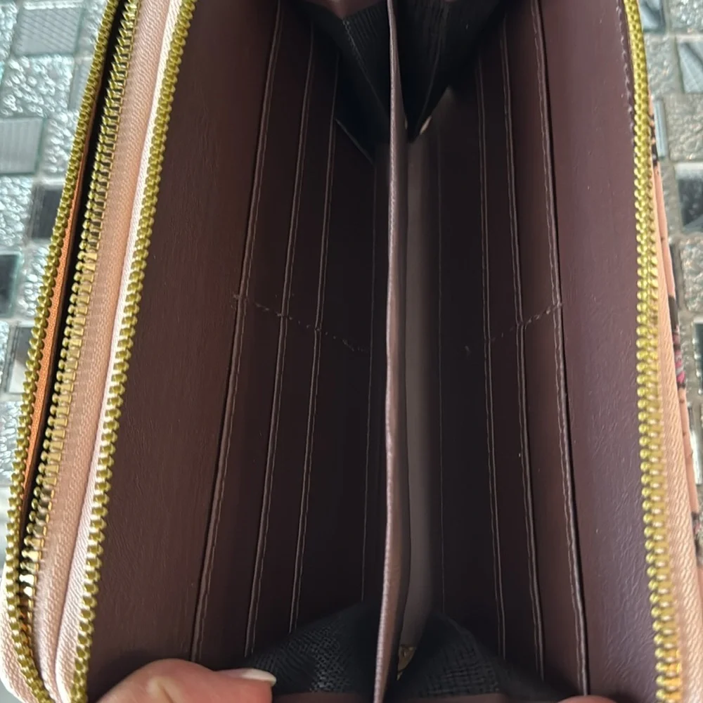 💗✨ Blush Kiss Wristlet Wallet – Zip Around Wallet with Card Slots - Picture 6 of 8